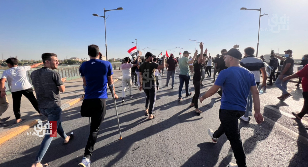 صور.. صدريون محتجون في ساحة التحرير يعبرون جسر الجمهورية صوب المنطقة الخضراء"