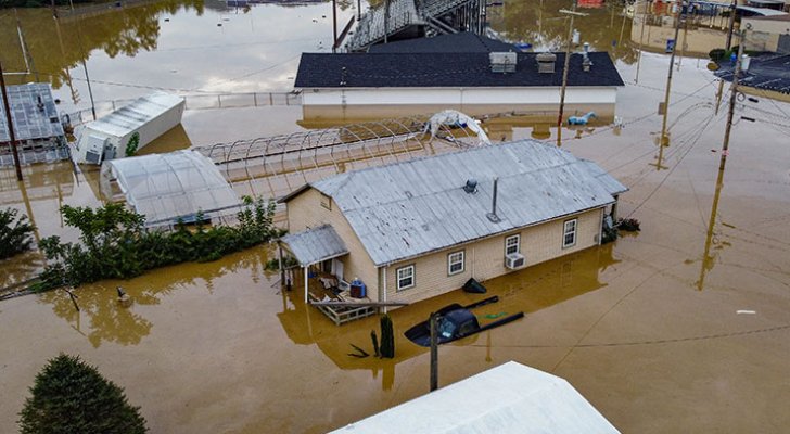 "أسوأ فيضانات العصر".. سكان ولاية أمريكية على الأسطح ينتظرون الإغاثة