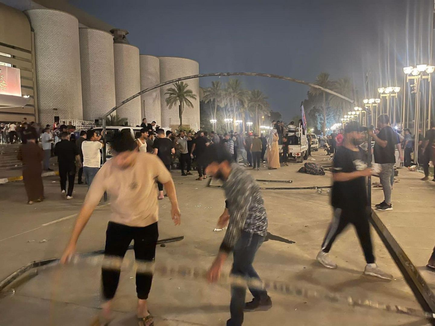 صور وفيديو.. الصدريون يبنون "غرفة إعاشة" خارج البرلمان ويباشرون بنصب السرادق أمامه