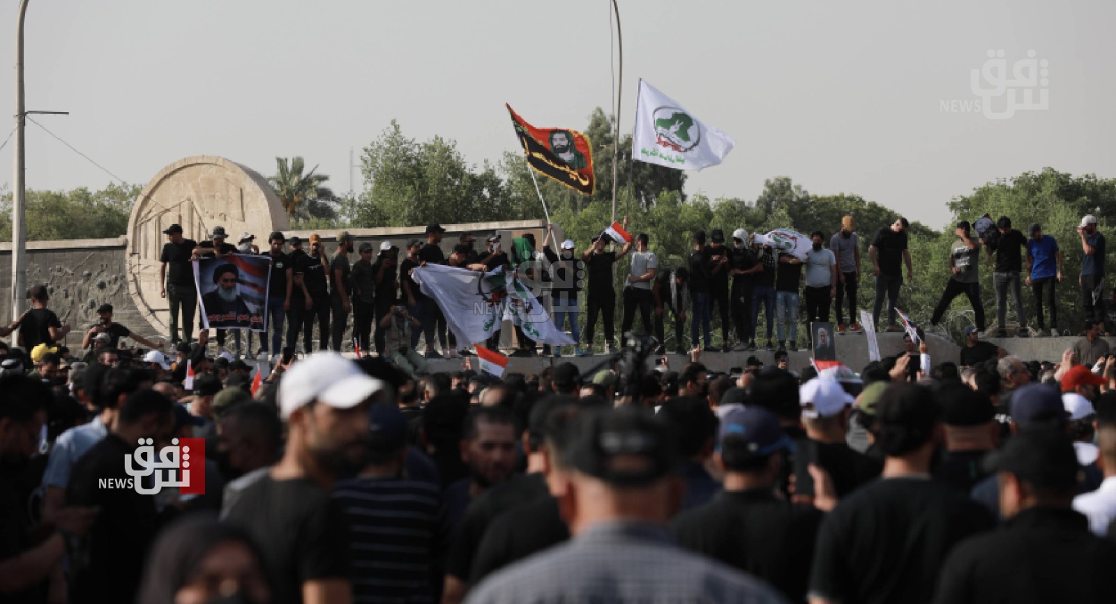 أنصار الإطار التنسيقي يتظاهرون أمام المنطقة الخضراء و"احتكاك" مبكر مع مكافحة الشغب (صور وفيديو)