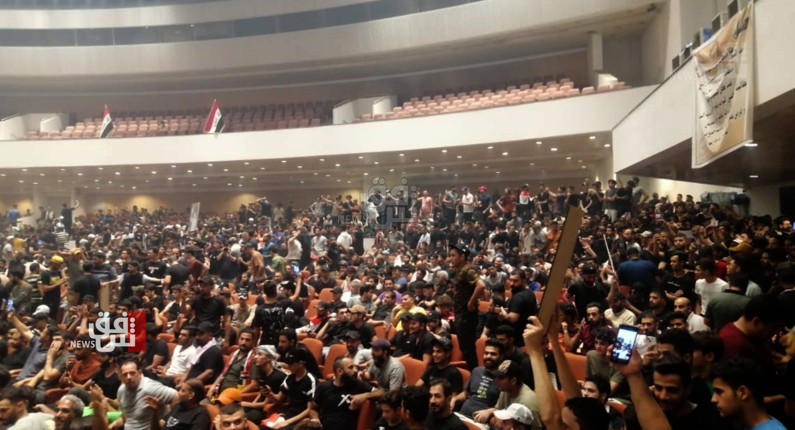 Parliaments sit-in committee closes the constitutional hall and the number of protesters is estimated at 10000