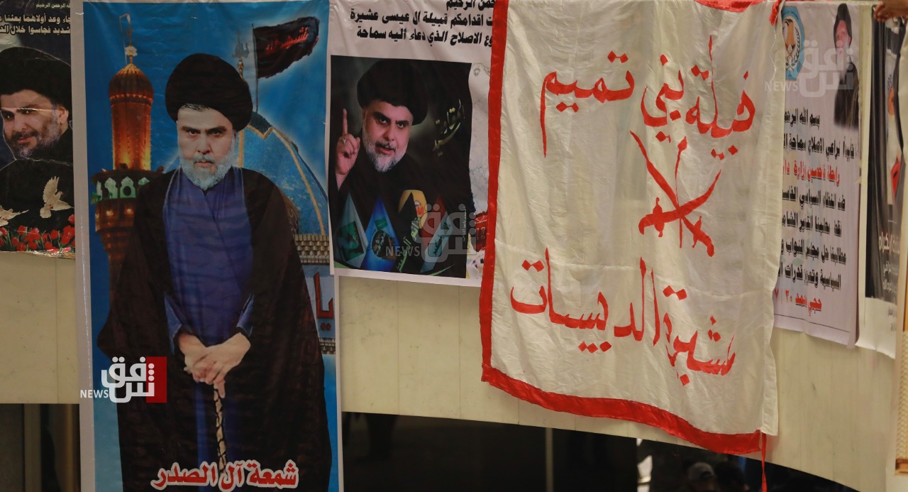 صور من خامس أيام الاعتصامات.. لافتات عشائرية تتزاحم على جدران البرلمان  