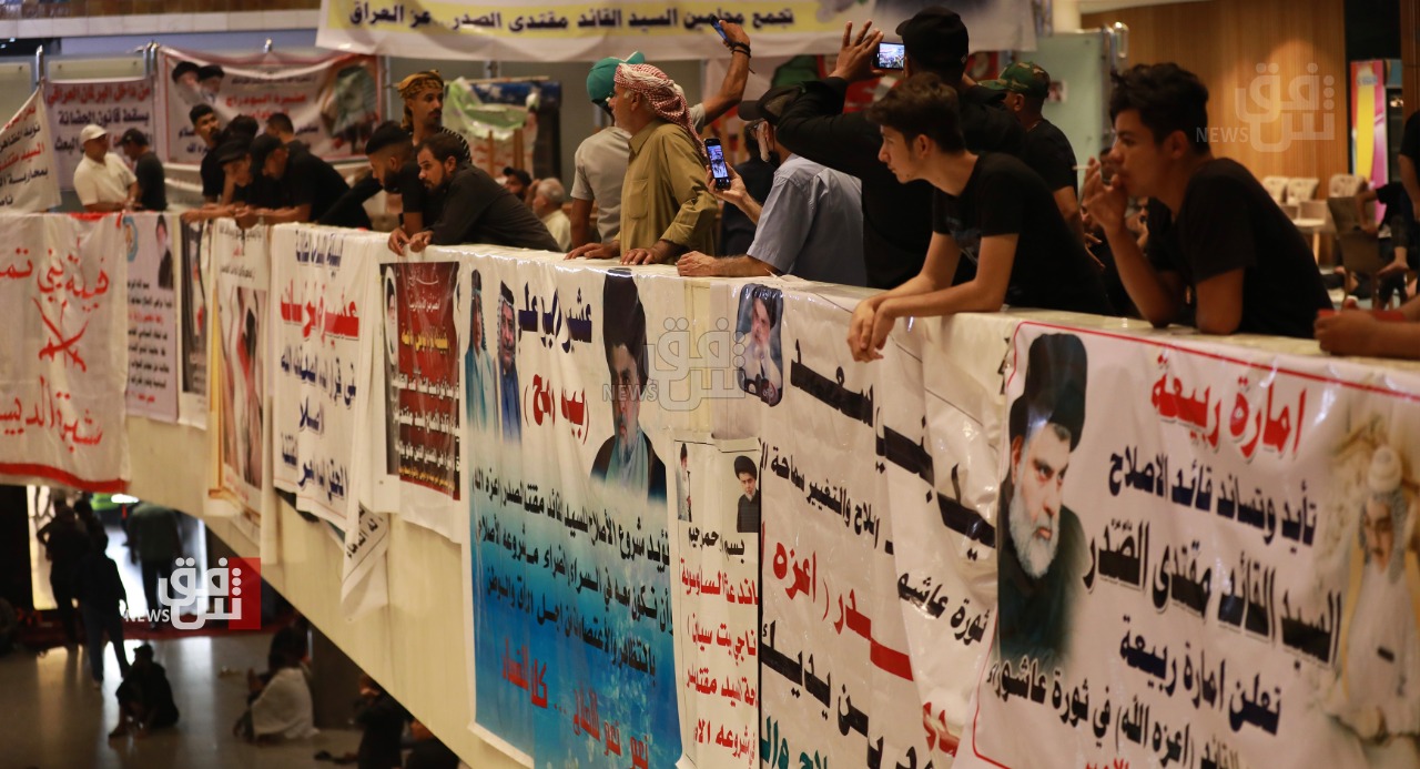 صور من خامس أيام الاعتصامات.. لافتات عشائرية تتزاحم على جدران البرلمان  