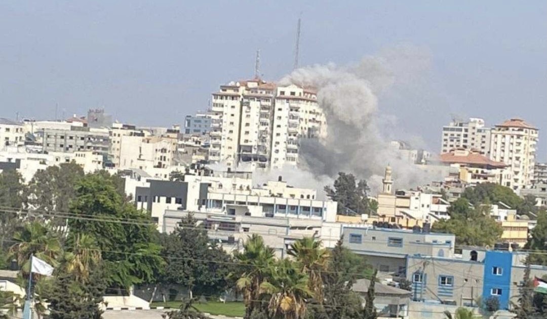 Israel strikes on Gaza, kills militant commander 