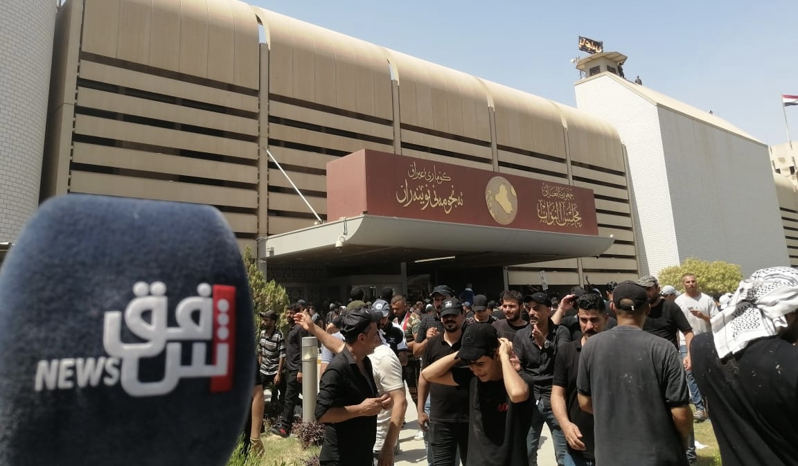 Al-Sadr's supporters evacuate the Parliament Building