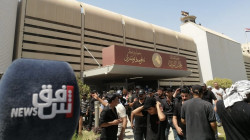 بعد انتهاء مهلة وزير الصدر.. إخراج المعتصمين من البرلمان والاعتصام أمام المبنى 