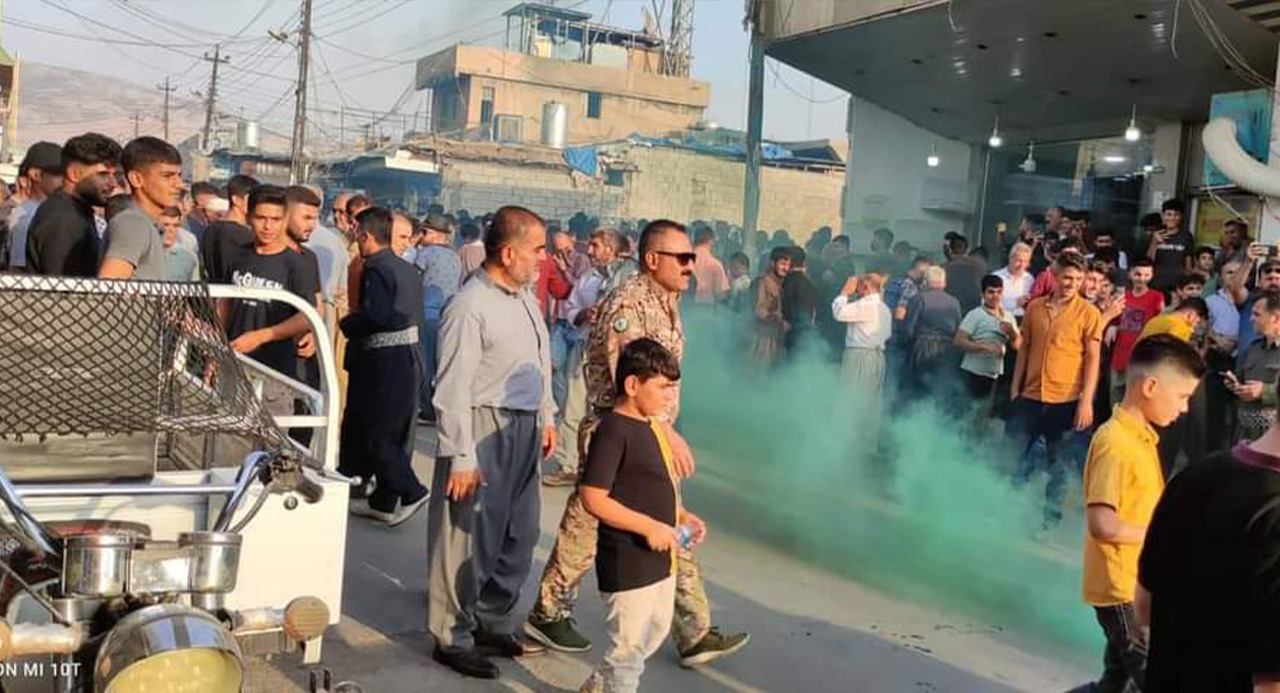 صور.. قوات الأمن تفض تظاهرة وسط السليمانية بقنابل الغاز المسيلة للدموع