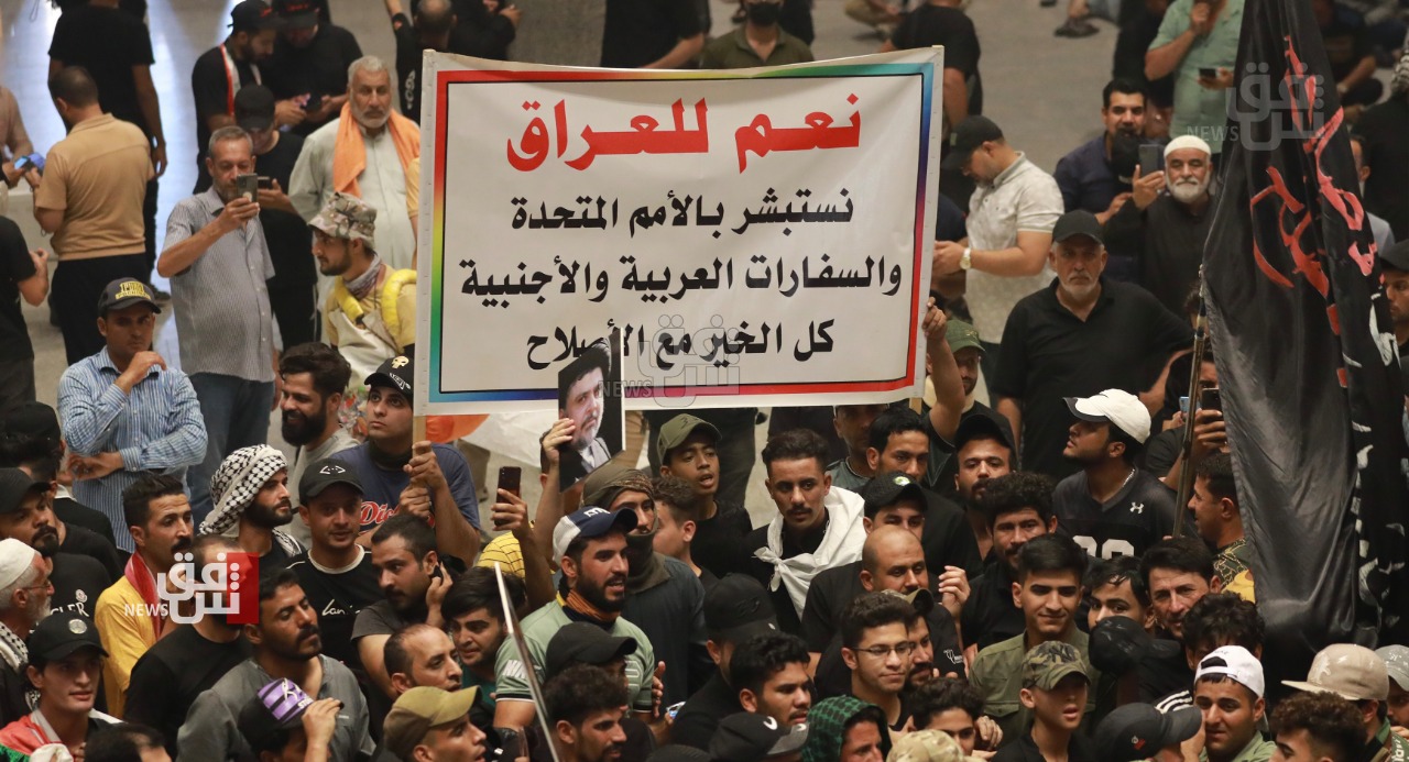 الصدر يتصل هاتفياً بناشطين من "حراك تشرين" لضمهم لاعتصامه