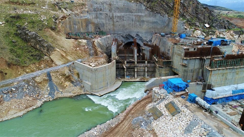 العمادية تشرع بتشغيل مشروع لتوليد الكهرباء على نهر الزاب وتحذر السكان.. صور 