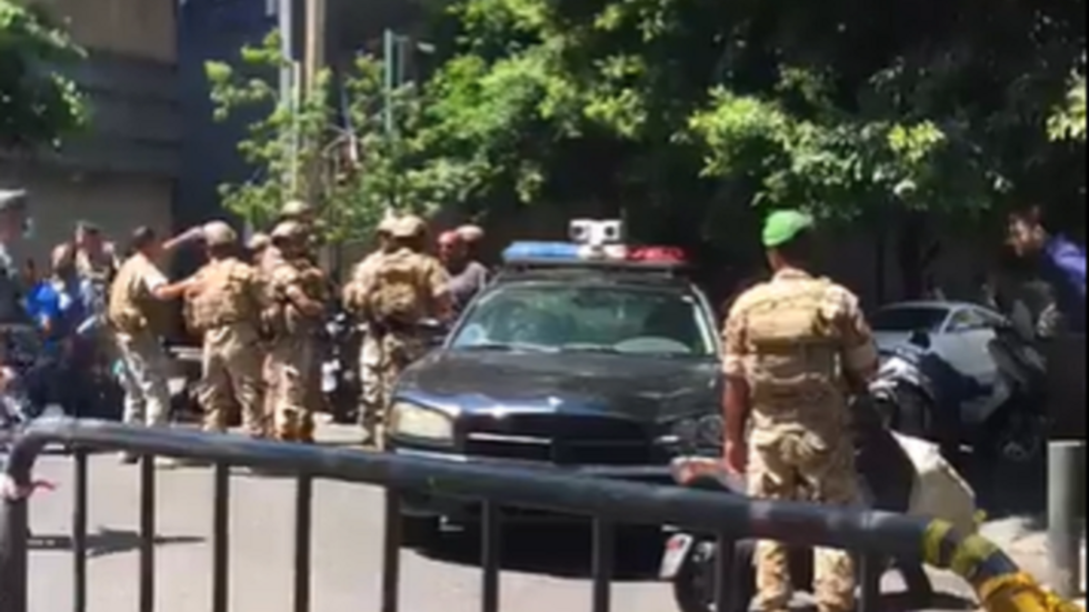  مسلح يحتجز مواطنين وموظفين في أحد بنوك شارع الحمرا.. فيديو