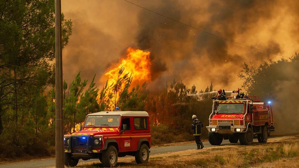 حرائق هائلة في فرنسا تضع فرق الإطفاء الأوروبية في حالة استنفار