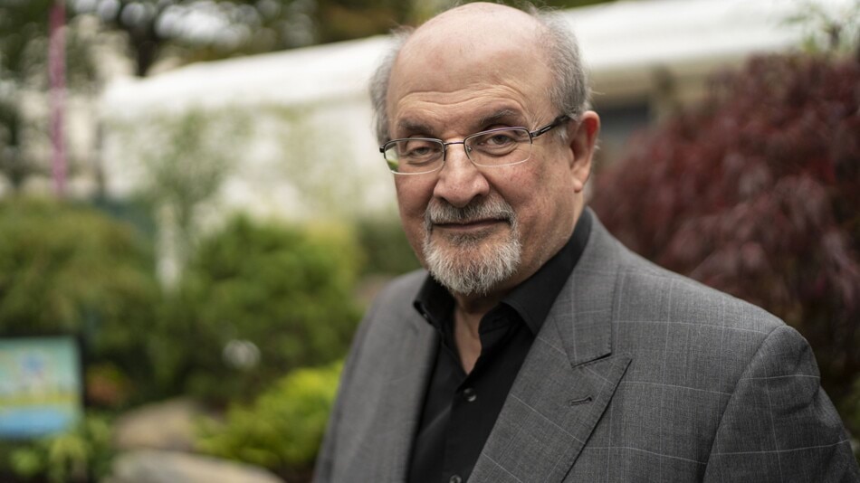 سلمان رشدي.. فقد النظر بإحدى عينيه وشلّت يده 