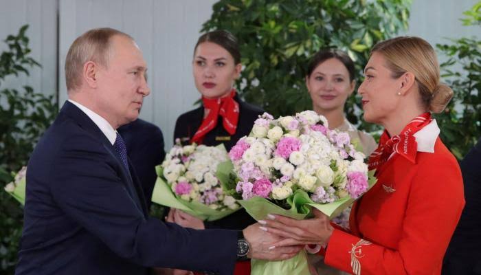 بوتين يمنح الأمهات الروسيات لقباً يعود للحقبة السوفيتية لزيادة الإنجاب