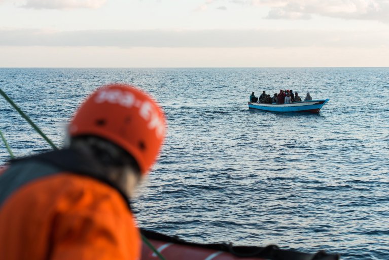 وفاة 4 وإنقاذ 39 بعد غرق قارب مهاجرين متجهين إلى اليونان