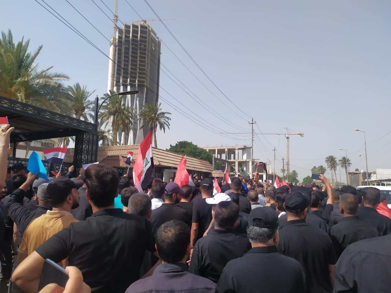عقود المزارات الشيعية يتظاهرون وسط بغداد.. صور  