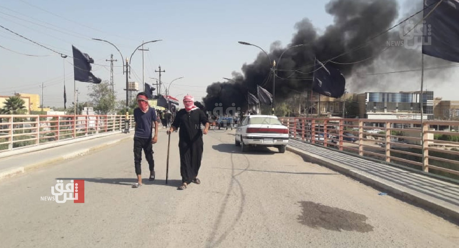 محتجون يسيطرون على جميع مداخل مدينتهم جنوبي العراق.. صور 
