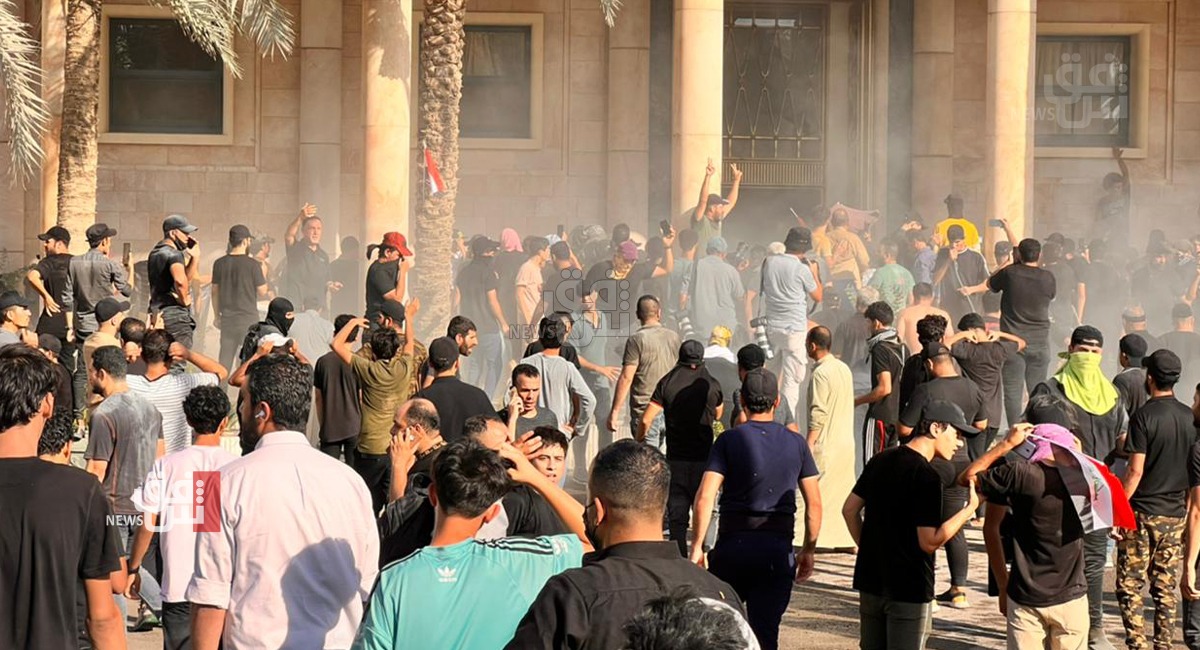 مكافحة الشغب تحاول إخلاء القصر الحكومي من المتظاهرين بقنابل دخانية وغاز مسيل للدموع