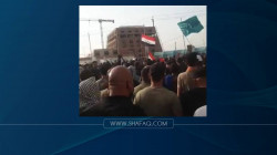 Protestors picket the Dhi Qar oil company