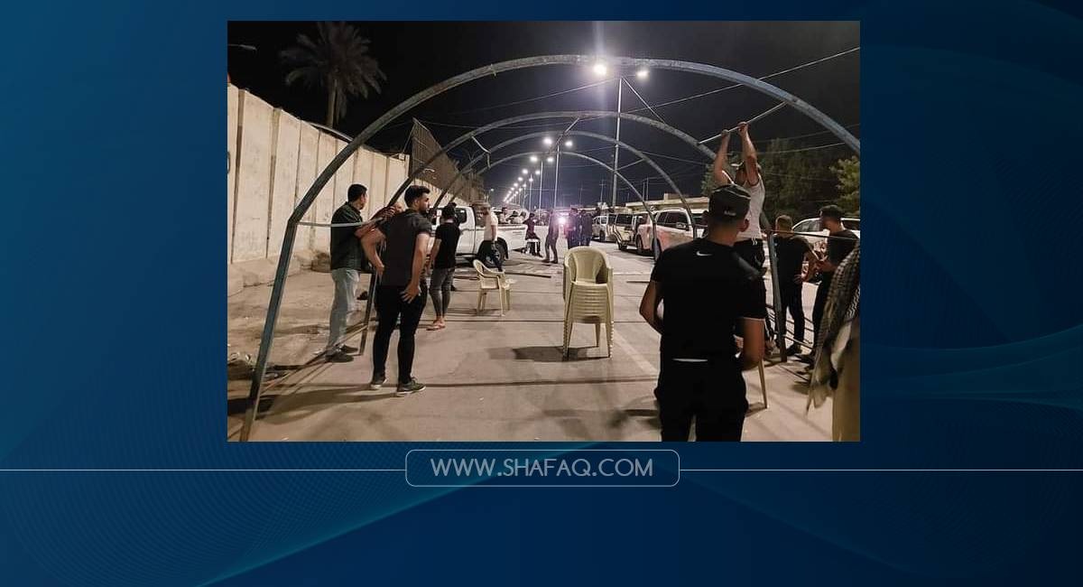 Sadrist protestors erect tents in front of the Diyala governorate building