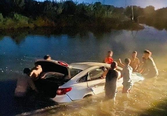 إنقاذ أسرة من الغرق بعد سقوط عجلتهم بحوض أسماك جنوبي صلاح الدين