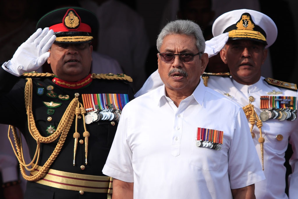 وزراء ونواب استقبلوه بالورود.. رئيس سريلانكا المخلوع يعود لبلاده والحكومة تمنحه "قصرا" 