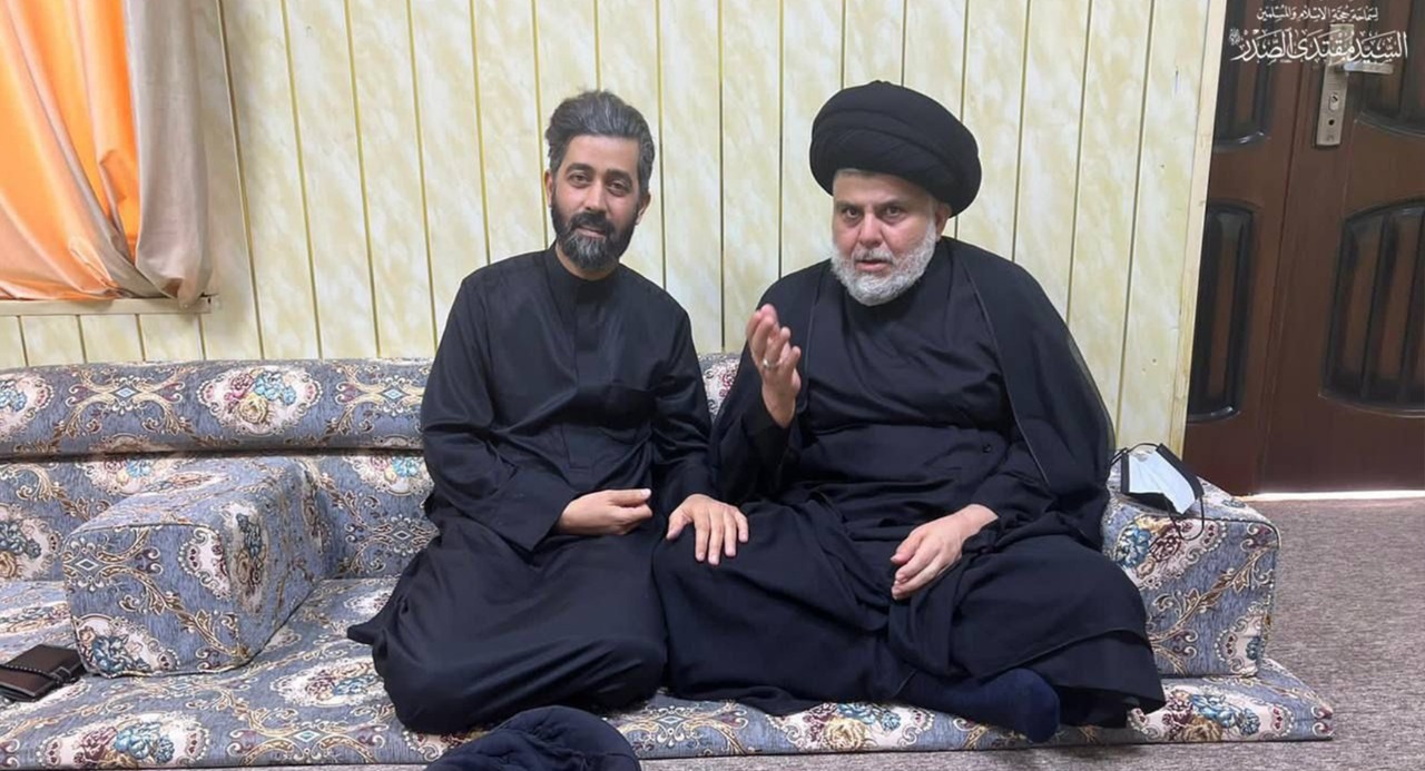 الصدر يتعهد بحماية رجل دين عراقي مثير للجدل بعد تجريده من العمامة