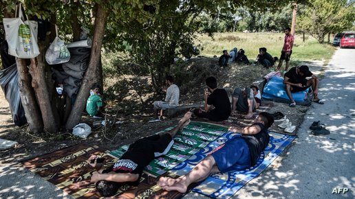  منذ أسبوعين.. إيزيديون من العراق يفترشون الأرض أمام أبواب المخيمات اليونانية 