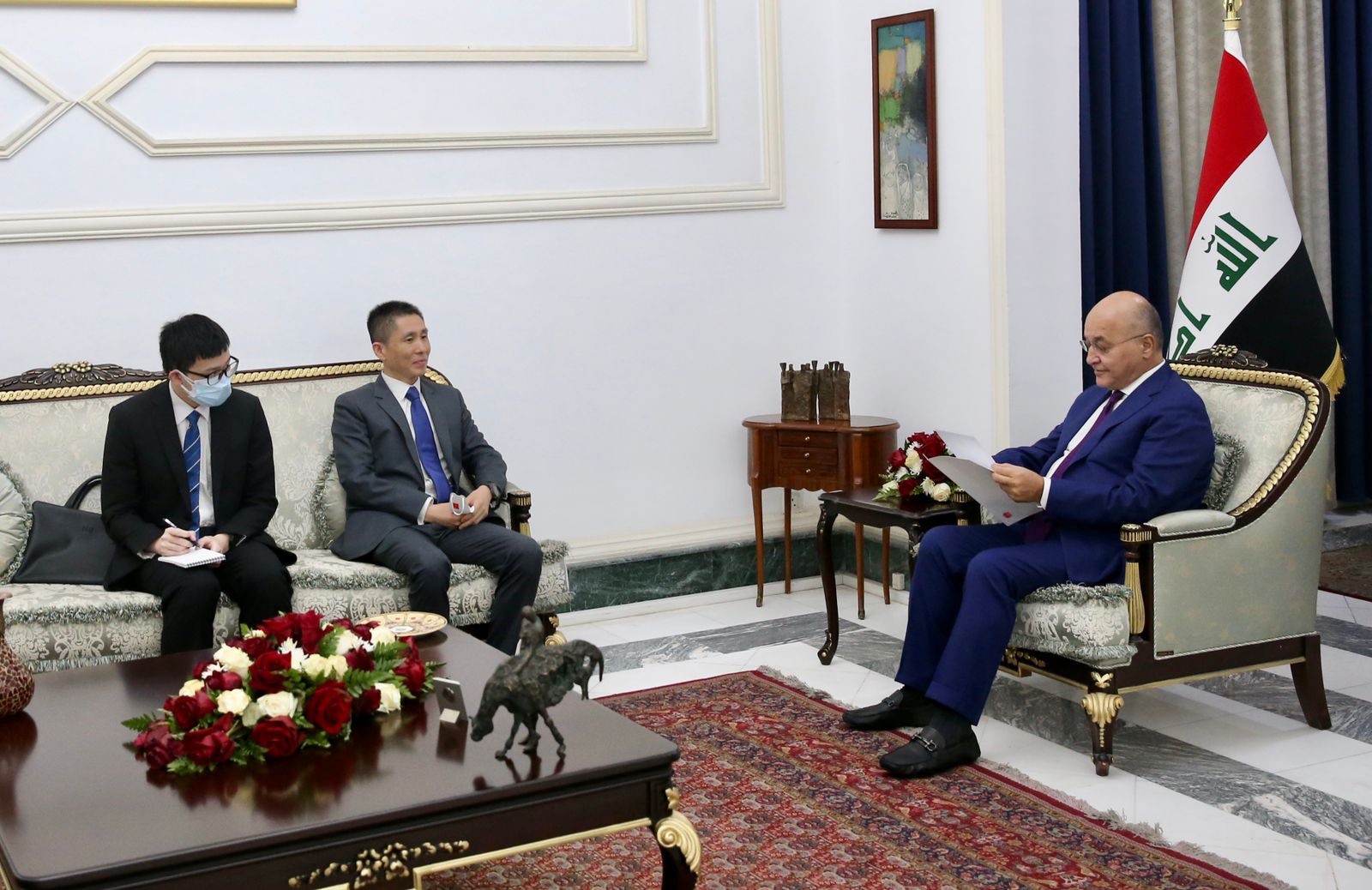 President Salih receives a letter from his Chinese counterpart