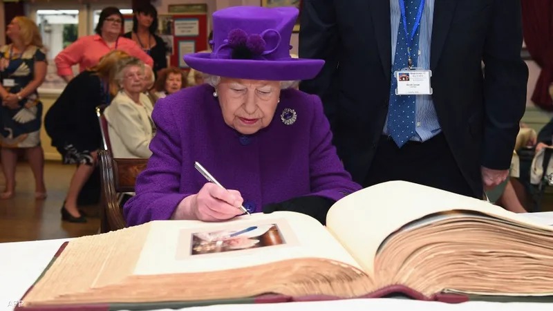 ملكة بريطانيا الراحلة تكتب رسالة "سرية" لمواطنيّ إحدى المدن وتشترط قراءتها بعد 63 عاماً