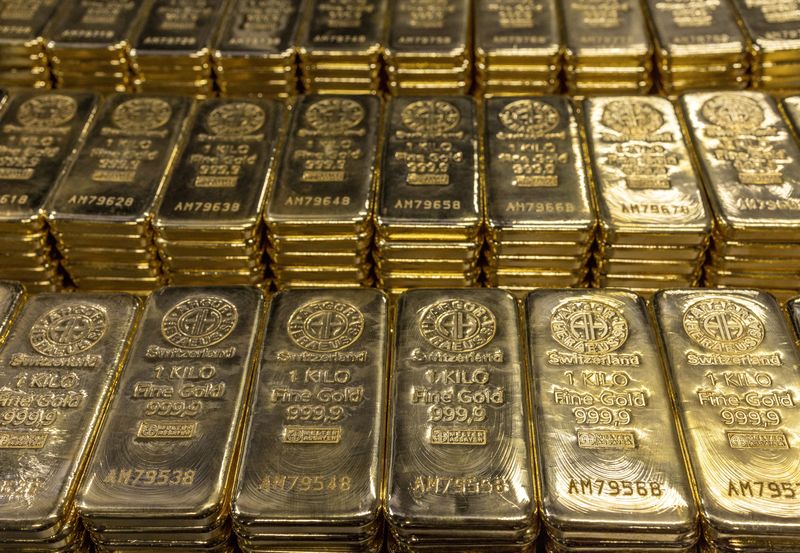 ضعف الدولار يرفع اسعار الذهب عالمياً