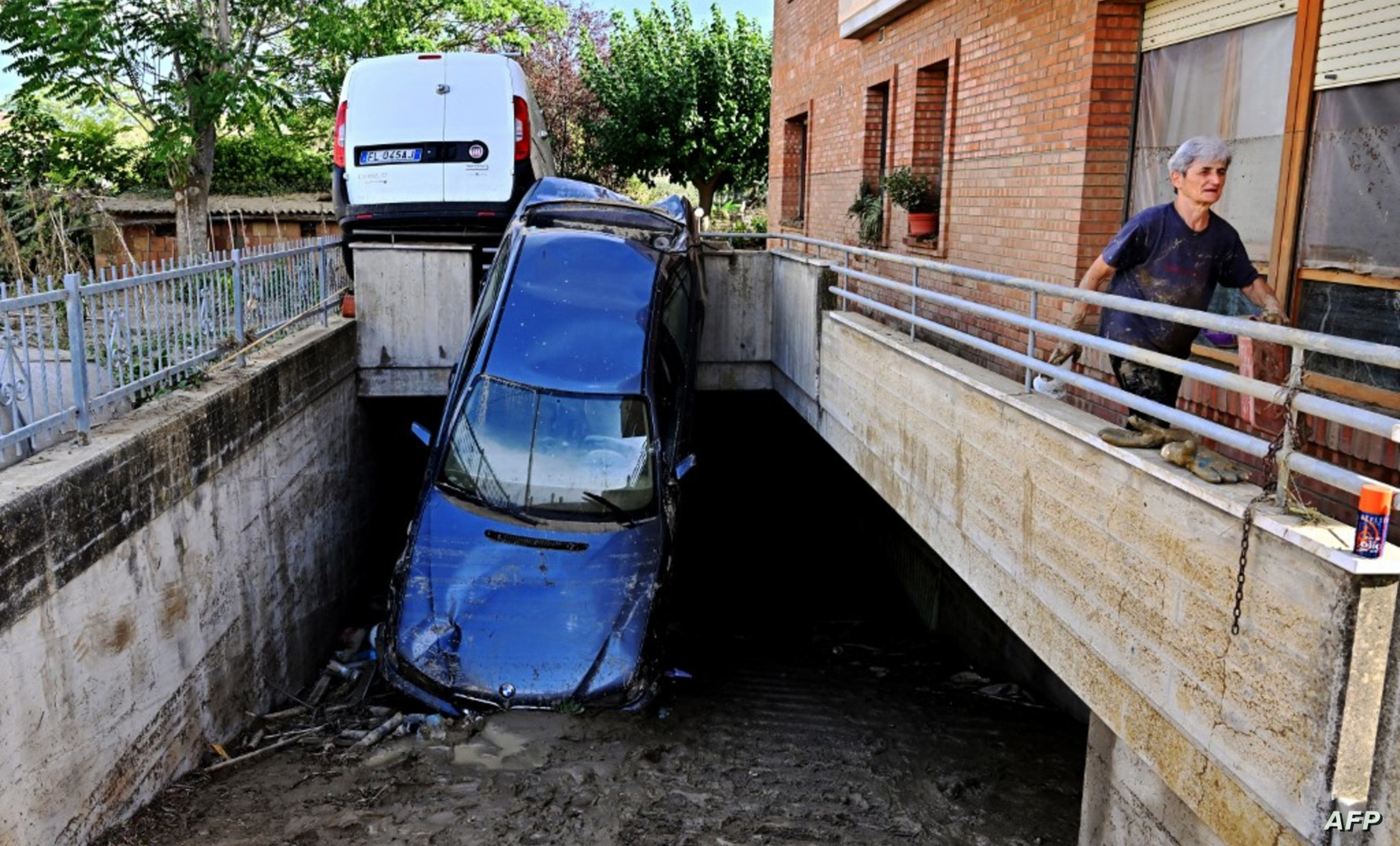 رعب في إيطاليا.. أمطار وفيضانات تقتل الناس وتجرف السيارات