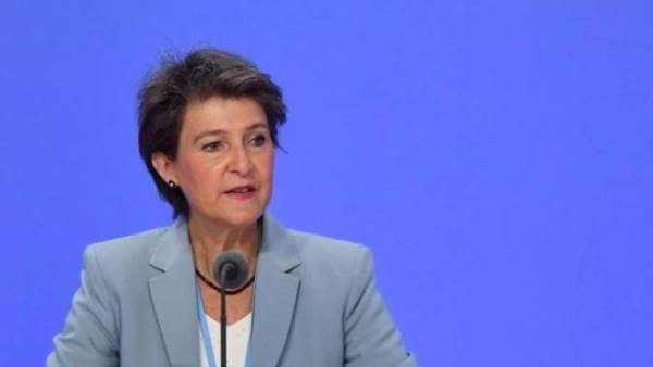 "الاستحمام معاً".. وزيرة سويسرية تثير ضجة" في بلادها والسخرية تلاحق مقترحها   