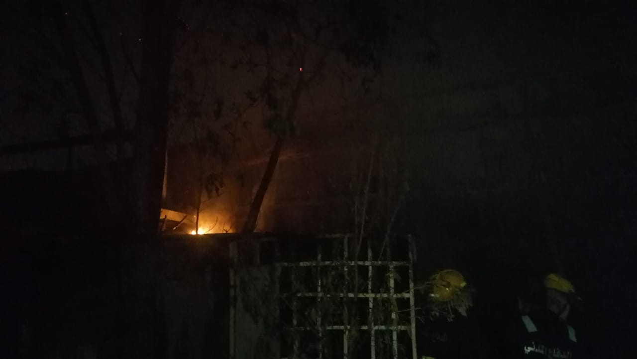 الدفاع المدني يخمد حريقاً داخل موكب حسيني في النجف (صور)