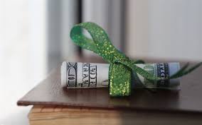 منح 3000 دولار "بقشيشاً" لنادلة وعاد ليستردها.. معركة قضائية بين مقهى وزبون