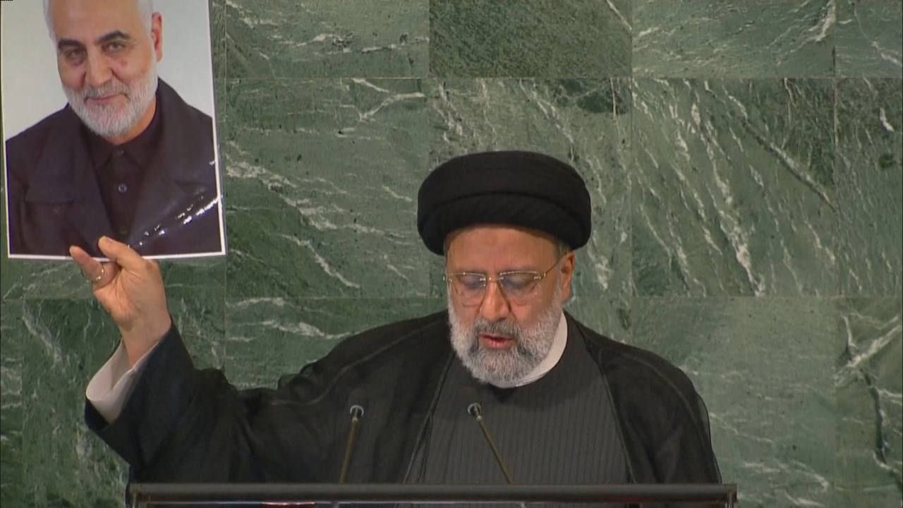 Holding up Soleimani's photo, Iran's President calls to "punish" Trump
