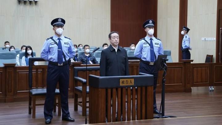 الإعدام مع تأجيل التنفيذ بحق وزير صيني مرتشي 