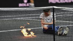 ( فيديو) بحضور نادال وفيدرير.. شاب يقتحم ملعب تنس في لندن ويضرم النار في يده أمام الجمهور