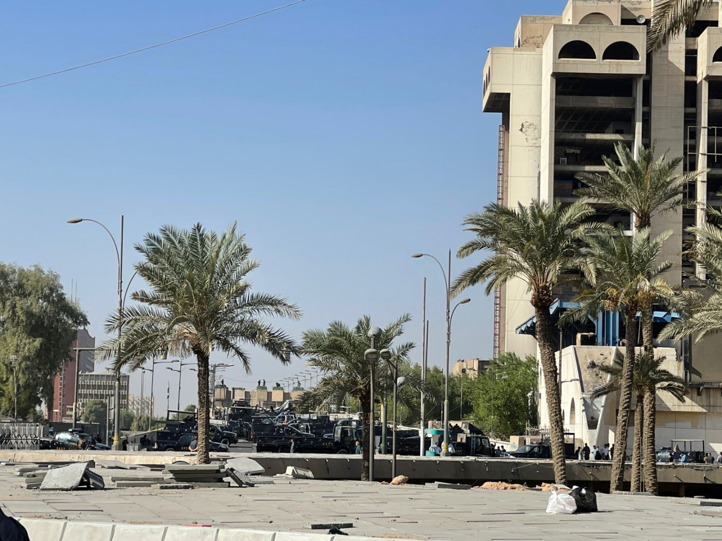 أمن بغداد يستبق جلسة البرلمان بسواتر ترابية وثلاثة خطوط كونكريتية.. صور