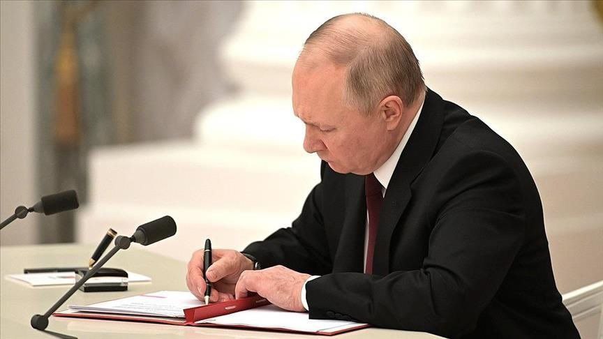 Putin signs treaties to annex Ukrainian lands