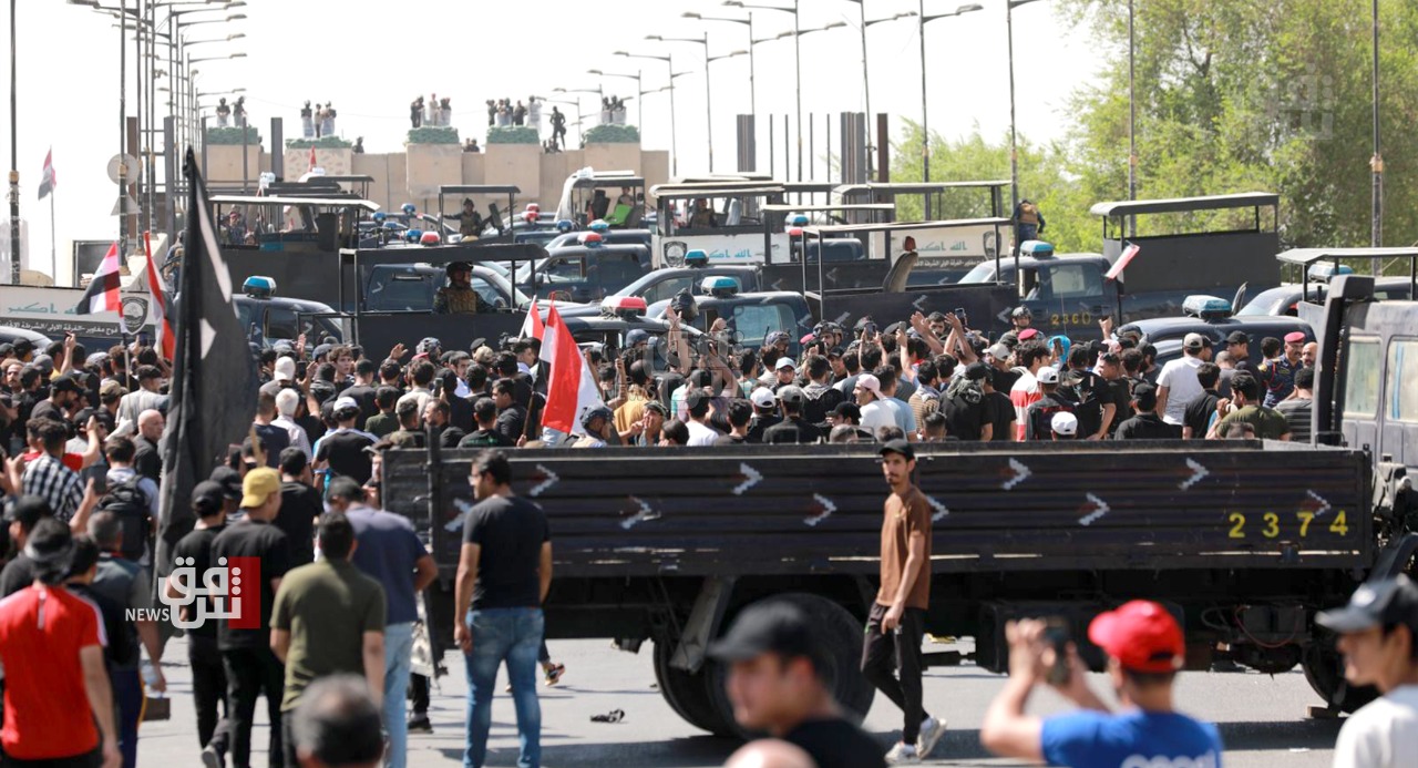 المتظاهرون يرمون بالحاجز الحديدي من جسر الجمهورية إلى مياه دجلة.. فيديو 