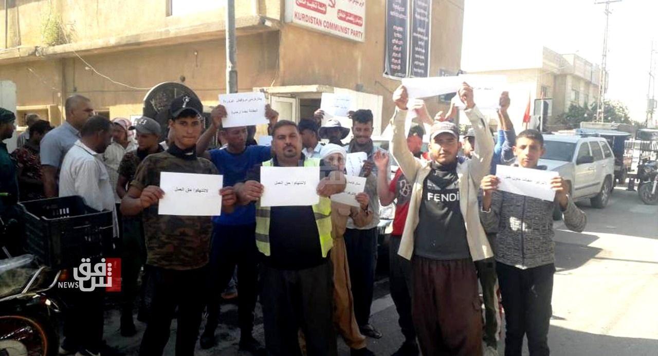 بعد تسريحهم بشكل غير قانوني.. عمال النظافة في خانقين يتظاهرون 