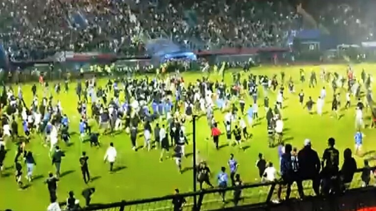 مقتل وإصابة أكثر من 300 شخص بأعمال شغب عقب مباراة ديربي في إندونيسيا 