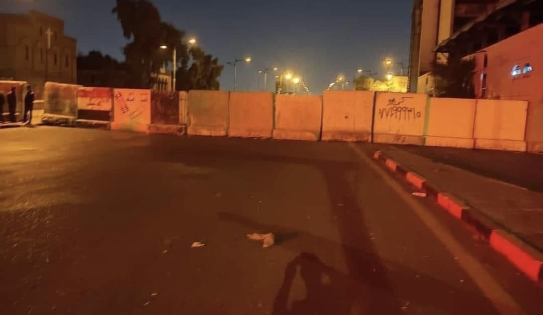 بغداد.. اغلاق جسر السنك وإحاطة ساحة التحرير بالكتل الكونكريتية