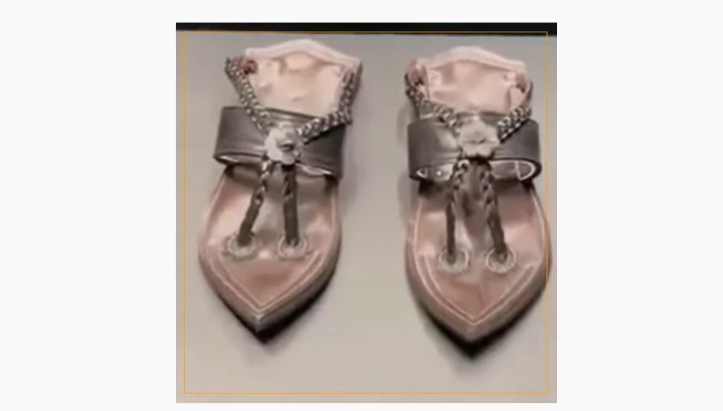   السعودية تعرض "نسخة من حذاء النبي محمد"  