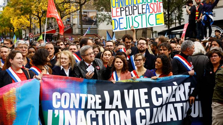 الآلاف يخرجون إلى شوارع باريس للاحتجاج على ارتفاع الأسعار