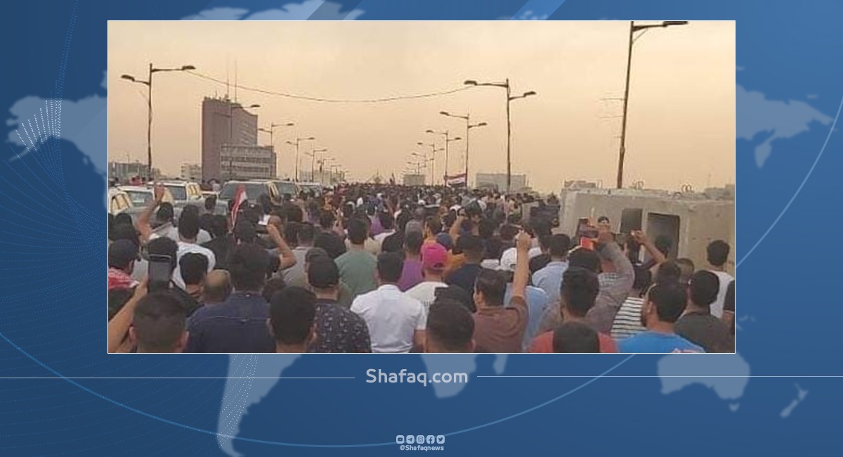 "عقود الكهرباء" يتظاهرون أمام المنطقة الخضراء ويقطعون جسر الجمهورية وسط بغداد