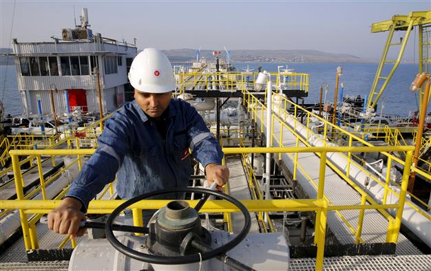 ارتفاع أسعار النفط مع انخفاض مخزونات الخام الأمريكي