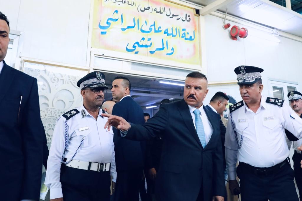 وزير الداخلية يعفي ضابطاً بمرور الكاظمية من منصبه لعدم قيامه بواجباته 