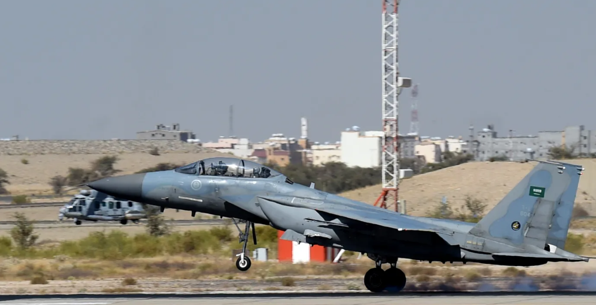 تحطم مقاتلة "أف-15 إس" ونجاة طاقمها في السعودية 