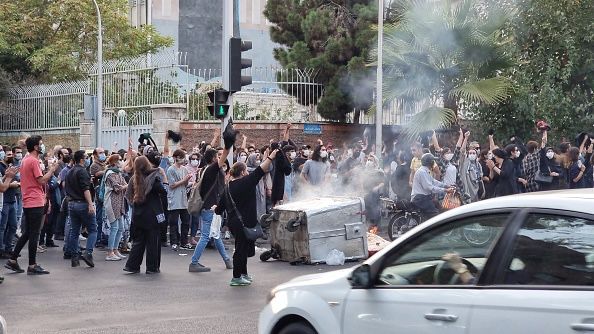 منذ بدء الاحتجاجات.. مقتل 304 أشخاص بينهم نساء ومراهقون في إيران 